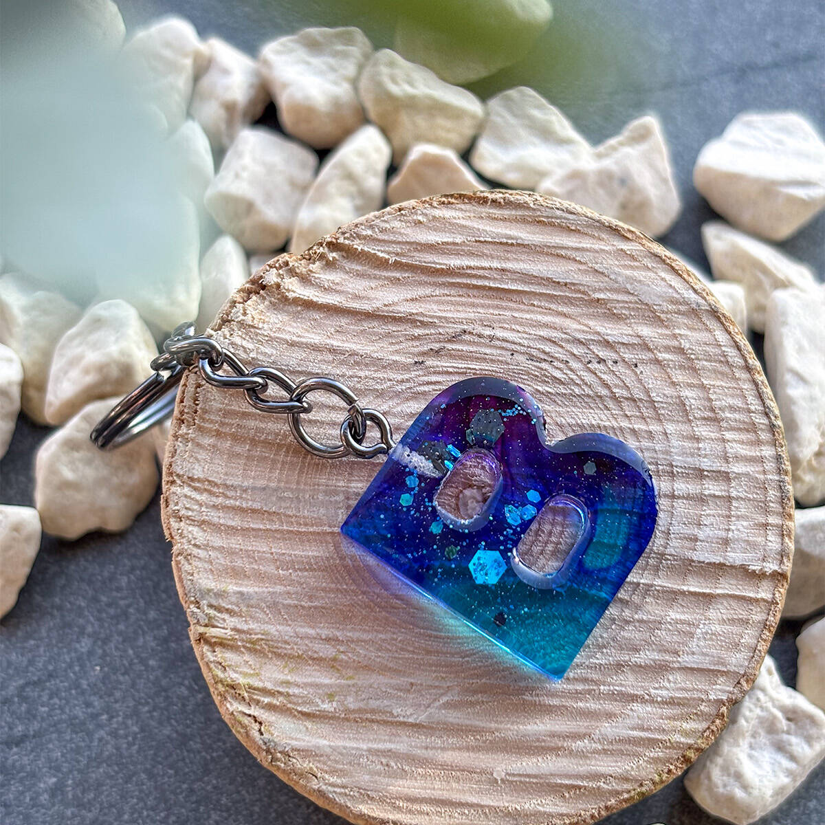 Schlüsselanhänger aus Epoxidharz Buchstabe B in blau