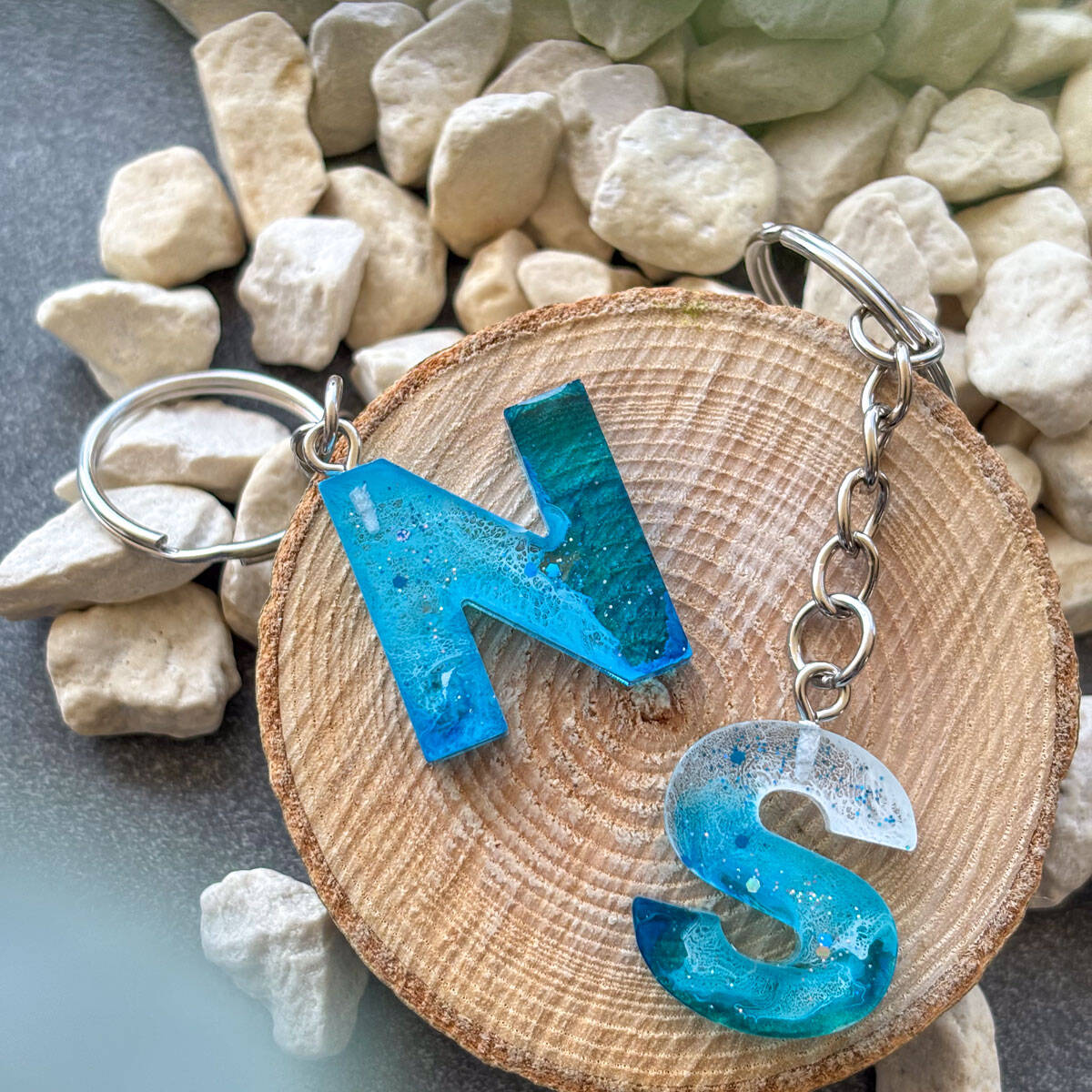 Schlüsselanhänger aus Epoxidharz Buchstabe N und S in blau