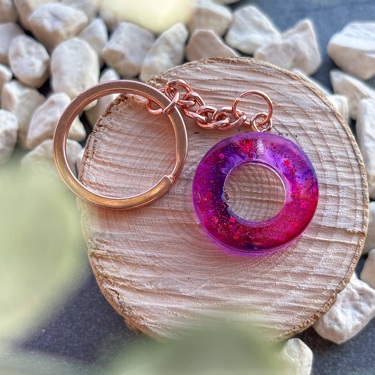 Schlüsselanhänger aus Epoxidharz Buchstabe O in pink