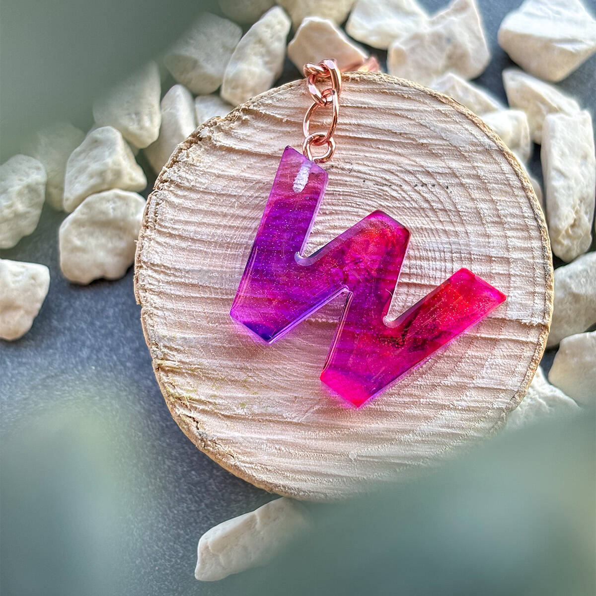 Schlüsselanhänger aus Epoxidharz Buchstabe W in pink