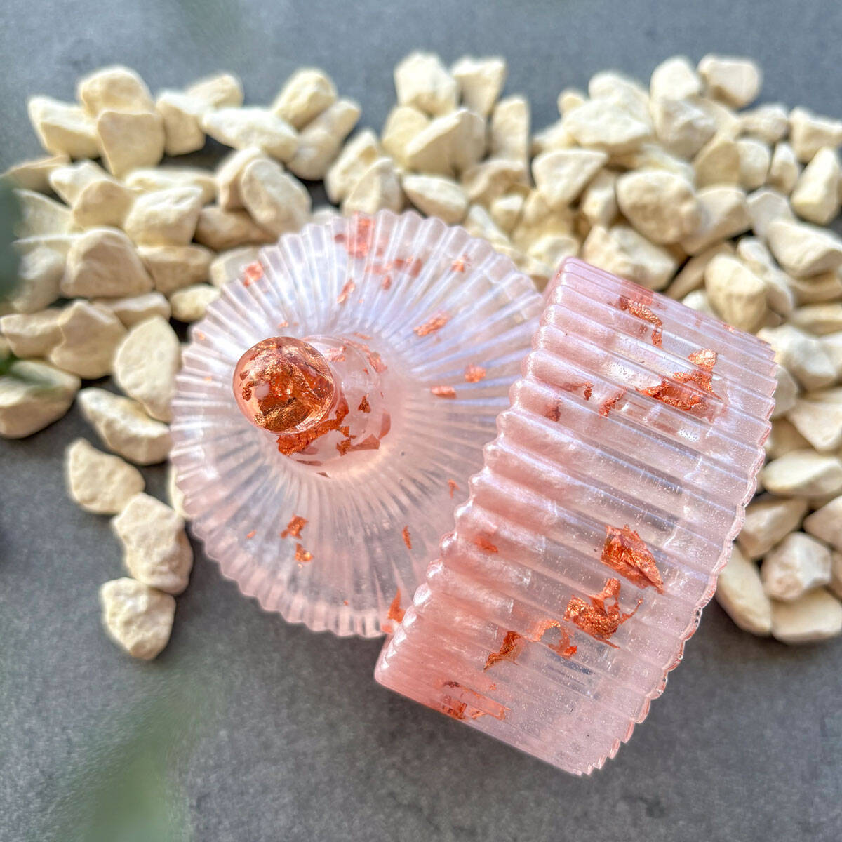 Dose aus Epoxidharz rosa