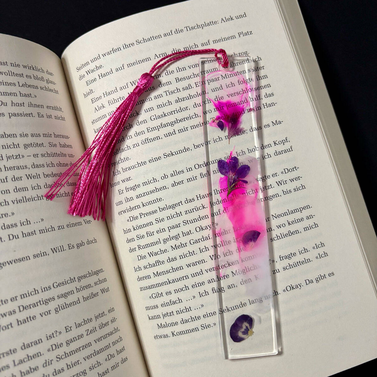 Lesezeichen aus Epoxidharz pink